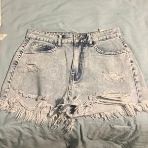 ripped raw hem denim short - light washed